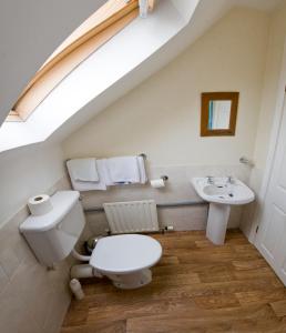 Ett badrum på Somerton House Rooms Only