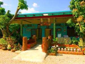 Taman di luar Smilingface guesthouse