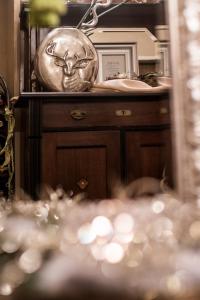 a sculpture of a face is sitting on a table at Restaurant Landgasthof Zum Wiesengrund in Newel