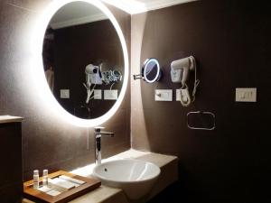 Koupelna v ubytování Hotel Oxina Lygon + 37 fotografií