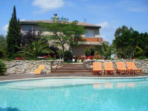 a house with chairs and a swimming pool at Le Domaine de Charline de 1 à 35 personnes in Issel