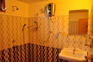 Bagno di Rock Lake Home Stay