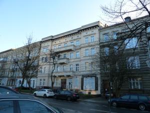 un gran edificio con coches estacionados frente a él en Apartamenty 21, en Szczecin