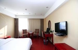 Televisyen dan/atau pusat hiburan di GreenTree Inn Shandong Rizhao East Haiqu Road Business Hotel