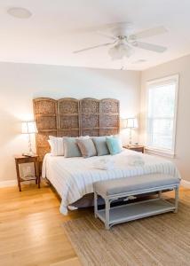 - une chambre avec un grand lit et un plafond blanc dans l'établissement Periwinkle Place, à Beaufort