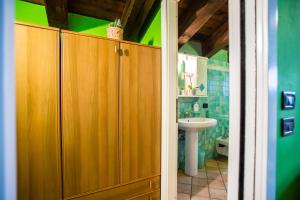 łazienka z umywalką i drewnianą szafką w obiekcie Gardappartamenti Carducci City Centre w mieście Desenzano del Garda