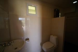 Ban Khao Ya NuaにあるKhaoKho Punsukphumokの洗面台、トイレ、窓のあるバスルーム +32枚の写真