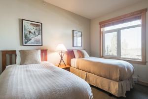 a bedroom with two beds and a window at Sunstone 325 in Old Mammoth