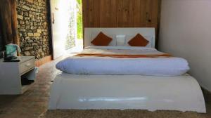 Łóżko lub łóżka w pokoju w obiekcie Gantavya Resort