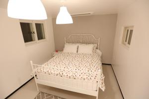 سرير أو أسرّة في غرفة في Muju House