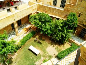 een uitzicht op een binnenplaats in een gebouw met bomen bij Hotel Paradise in Jaisalmer