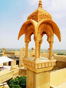 een toren bovenop een gebouw met uitzicht bij Hotel Paradise in Jaisalmer