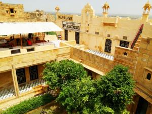 een uitzicht op een gebouw in een stad bij Hotel Paradise in Jaisalmer