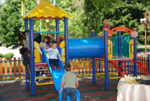 un grupo de niños jugando en un parque infantil en Hotel Ogosta en Montana