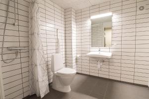 Kylpyhuone majoituspaikassa Hostel Brønderslev
