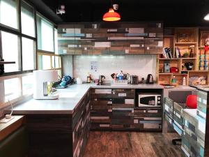 una cucina con armadi in legno e piano di lavoro di Yesinn @YMT a Hong Kong