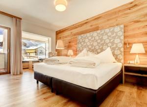Postel nebo postele na pokoji v ubytování Alpenresort Walsertal