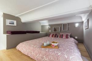מיטה או מיטות בחדר ב-LE COLONNA - GRAND STUDIO EN DUPLEX, REFAIT A NEUF, VIEUX-NICE Old town