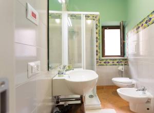 Un baño blanco con lavabo e inodoro. en Appartamento Archetto, en Orvieto 12 fotos más