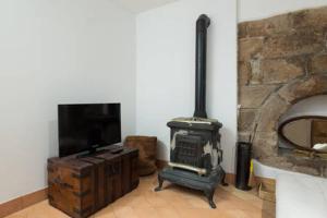 sala de estar con chimenea y TV en Appartamento Archetto en Orvieto