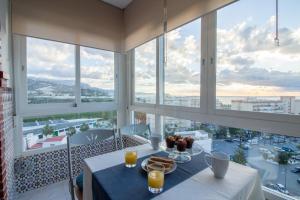 une salle à manger avec une table et une vue sur une ville dans l'établissement Apartamento Faro 77, à Torrox Costa