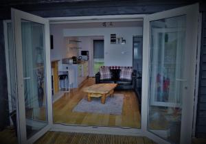 uma vista para uma sala de estar com uma mesa e uma cozinha em North Wales Lake View 2 Bedroom em Caernarfon