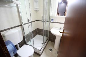 ローマにあるGold Houseのバスルーム(シャワー、トイレ、シンク付)