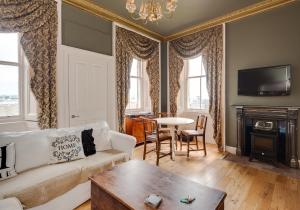 愛丁堡的住宿－城堡廣場公寓，客厅配有沙发和桌子