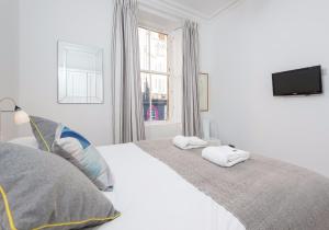 1 dormitorio con 1 cama con 2 toallas en West Bow just off Royal Mile, en Edimburgo