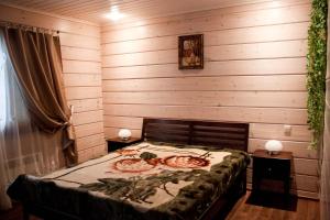 a bedroom with a bed in a wooden wall at Villa Viktoriya in Arpolahti