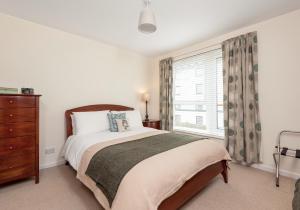 The Holyrood Road Residence tesisinde bir odada yatak veya yataklar