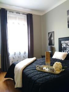 Un dormitorio con una cama con una bandeja de comida. en 16 Mirasierras, en Madrid