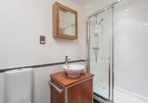 une salle de bain avec un lavabo et une douche en verre dans l'établissement The Metropole Residence, à Glasgow 13 autres photos