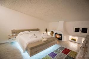 una camera con un grande letto e un camino di Rooftop Apartment a Garda