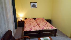 een kleine slaapkamer met een bed in een kamer bij Apartment Roxana Centar in Novi Sad