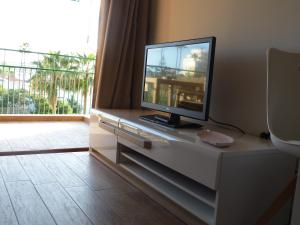 アデへにあるOcean View Apartment By Suncanariasの白いエンターテイメントセンターに座って薄型テレビを視聴できます。