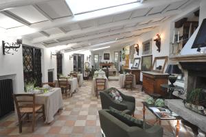A seating area at La Canonica dei Fiori - Anna Fendi Country House