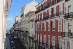 リスボンにあるBaixa Sunny apartment with a View!の一列の市道