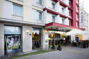 Campanile Lublin في لوبلين: فندق فيه لافته في نافذته
