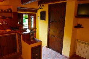 a kitchen with a counter and a door in a room at Casa Alba Ara in Oto