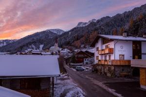 ein Dorf in den Bergen mit Schnee auf dem Boden in der Unterkunft Haus Gollas in Sankt Anton am Arlberg