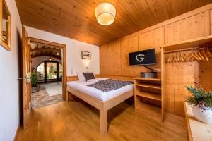 ザンクト・アントン・アム・アールベルクにあるHaus Gollasの木製の部屋にベッド1台が備わるベッドルーム1室があります。