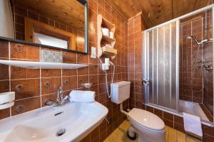 ein Badezimmer mit Toilette, Waschbecken und Dusche in der Unterkunft Haus Gollas in Sankt Anton am Arlberg + 27 Fotos