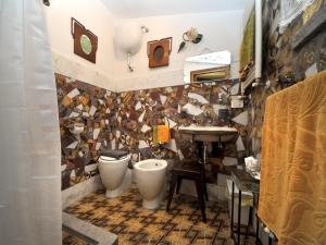 La salle de bains est pourvue de 2 toilettes et d'un lavabo. dans l'établissement La Canonica dei Fiori - Anna Fendi Country House, à Ronciglione