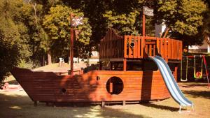 
Zona de juegos para niños en Cabañas Alpendorf
