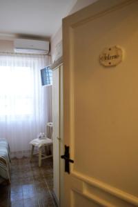 サレルノにあるSalerno Al Golfo B&Bのベッドルーム1室のドア