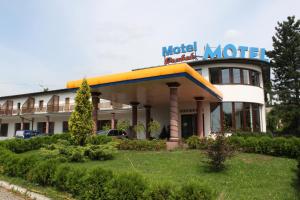 hotel z znakiem na dachu budynku w obiekcie Motel DRABEK w Tarnowskich Górach