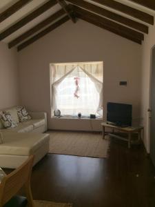 ein Wohnzimmer mit einer Couch und einem Fenster in der Unterkunft Casa Familiar La Serena in La Serena