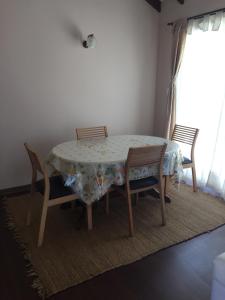 einem Esstisch mit Stühlen und einer Tischdecke darauf in der Unterkunft Casa Familiar La Serena in La Serena + 5 Fotos
