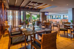 a dining room with a table and chairs at Calheta Beach - All-inclusive - Savoy Signature in Calheta